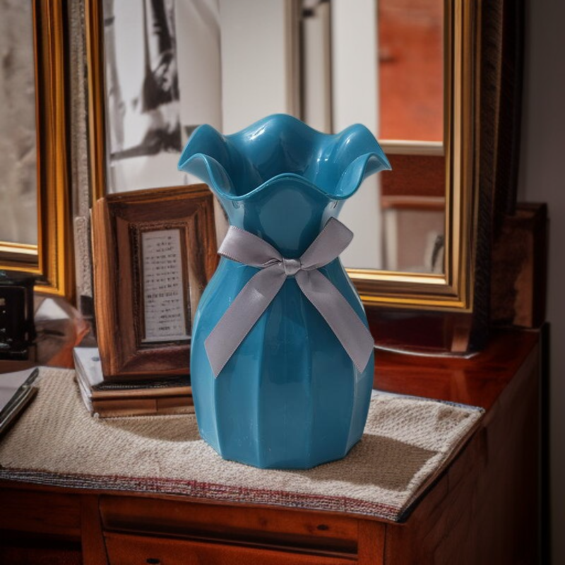 Plastová váza s vodními vlnkami