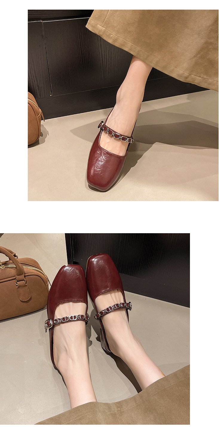 春夏コーデに映えるチェーンサンダルディテール