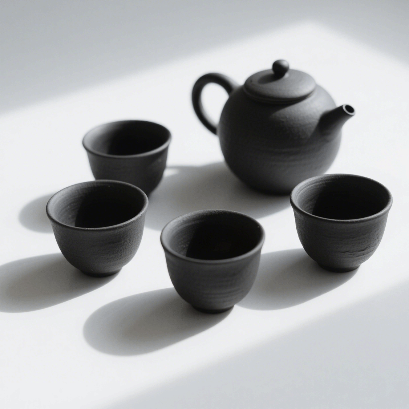 Teeservice aus Bone China (eine Kanne und 4 Tassen)