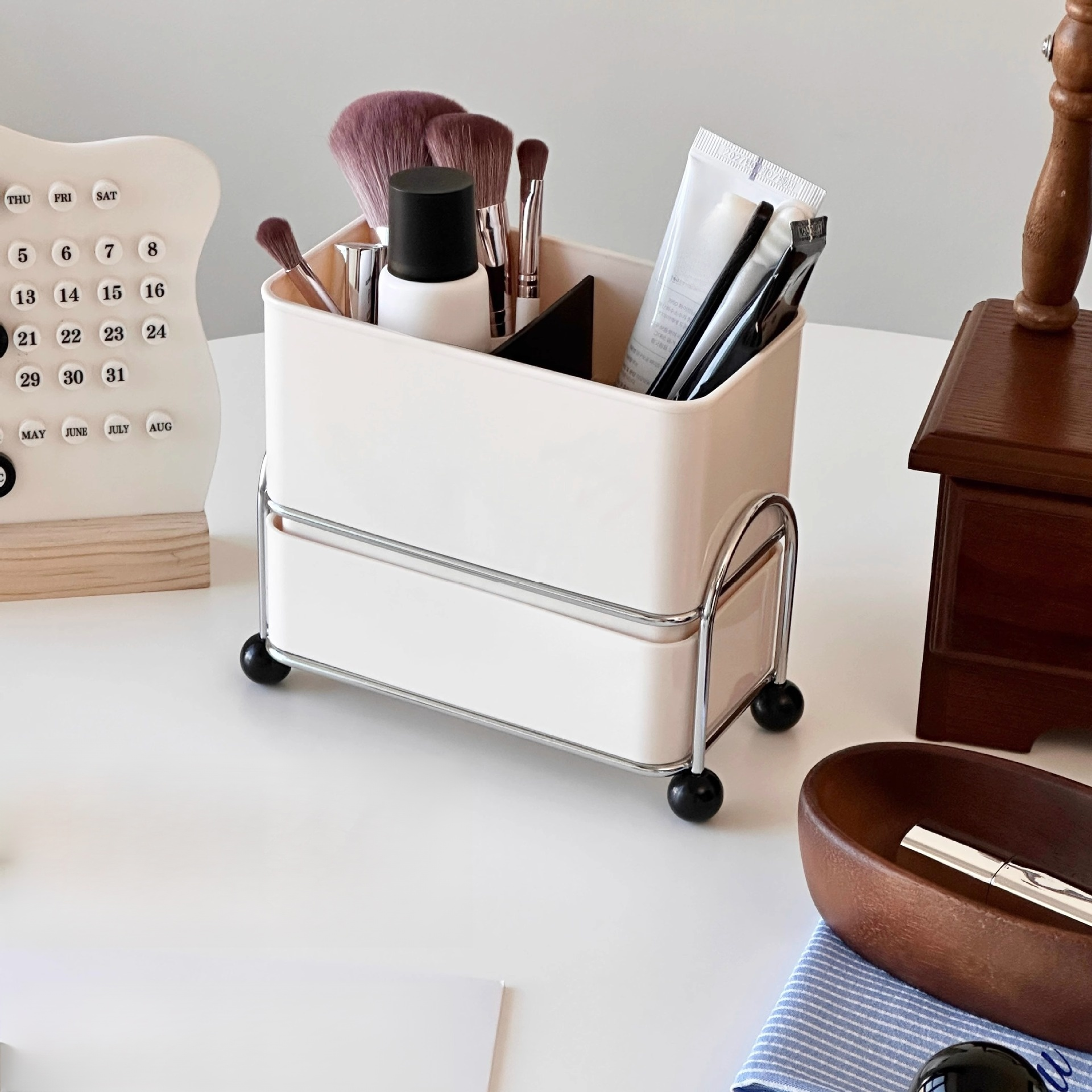 二重層構造で大容量収納が可能なラック