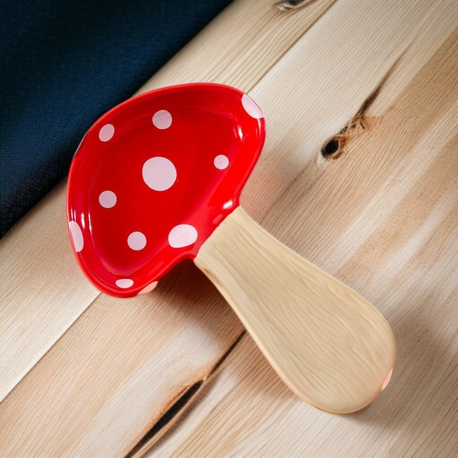 다양한 식기와 함께 사용된 트레이