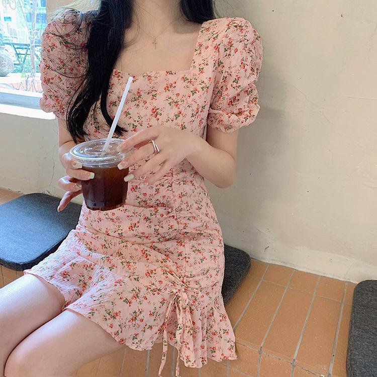 크리미 컬러의 여성 원피스 스타일