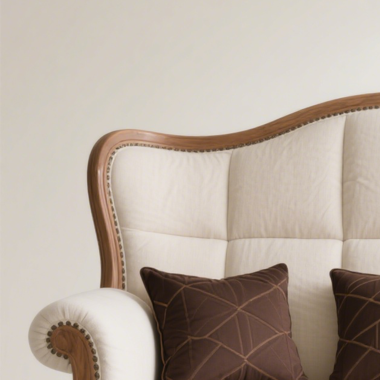 Moderní látka v obývacím pokoji + pohovka z dřevěného dřeva