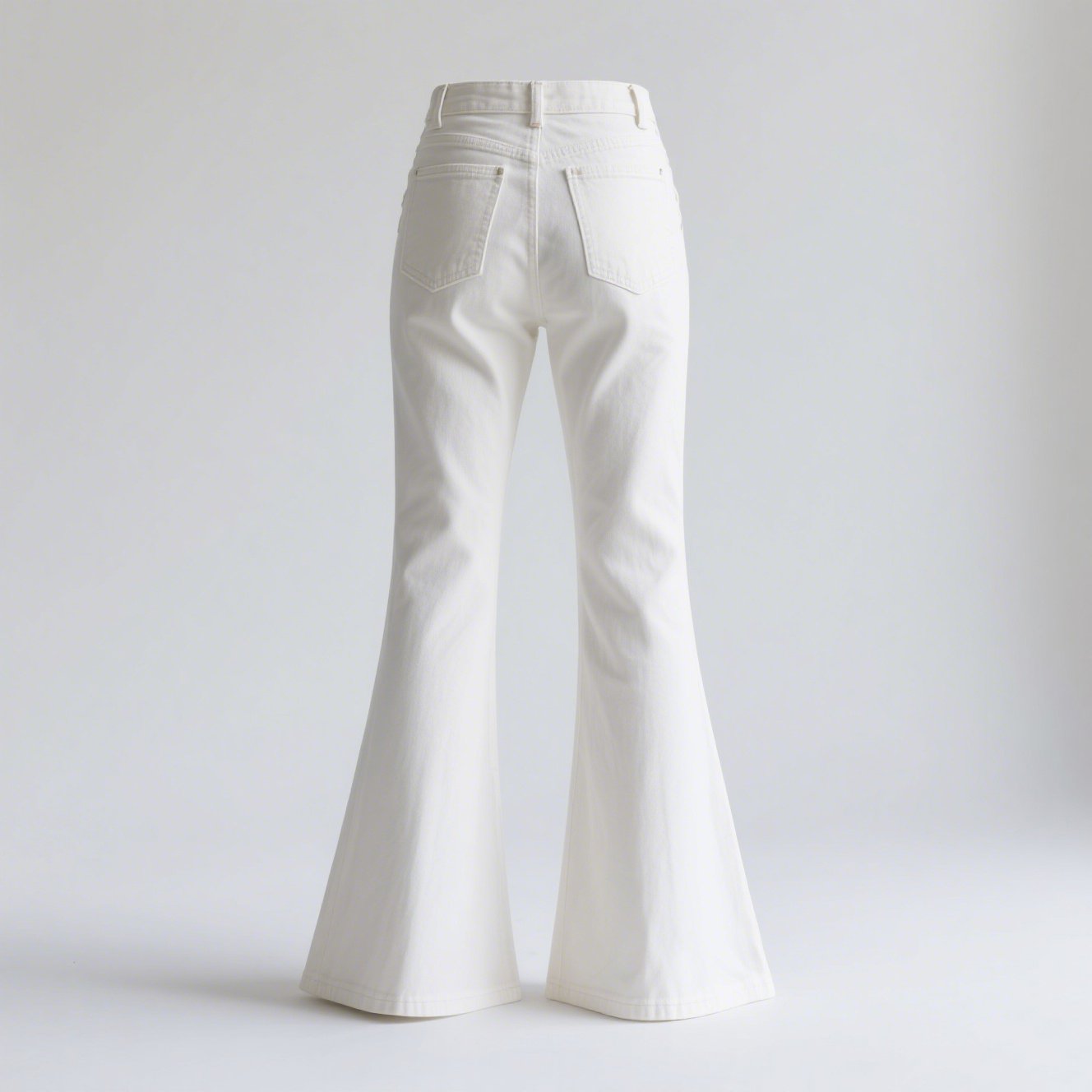 美脚効果のストレッチデニムフレアパンツ着用イメージ