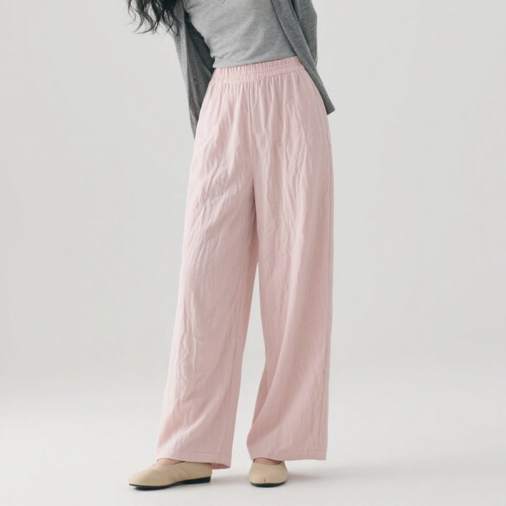 와이드 텍스처 팬츠의 디테일 클로즈업