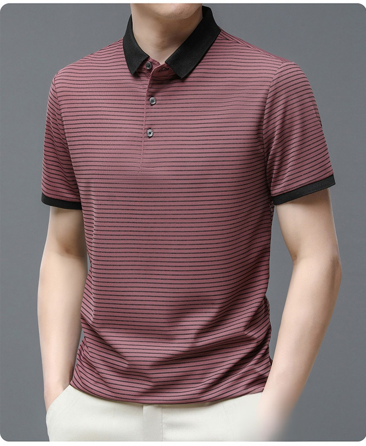 ポロシャツの襟元とボタンのディテール写真