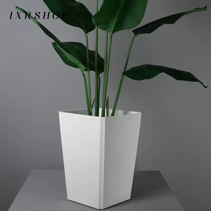 Detalle de la textura resistente de la maceta grande