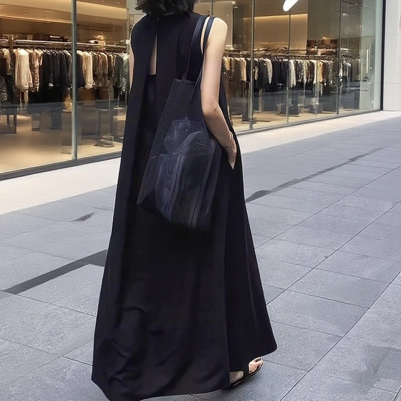 트렌디한 블랙 민소매 원피스 스타일링 예시