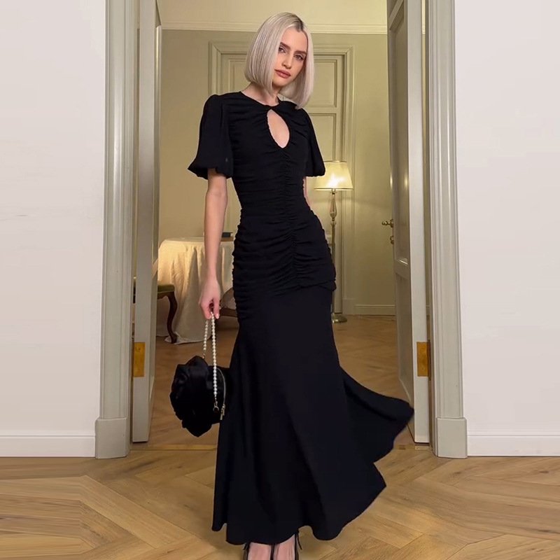 Francouzské šaty s kulatým výstřihem, řasením, zeštíhlujícím efektem a dlouhým střihem