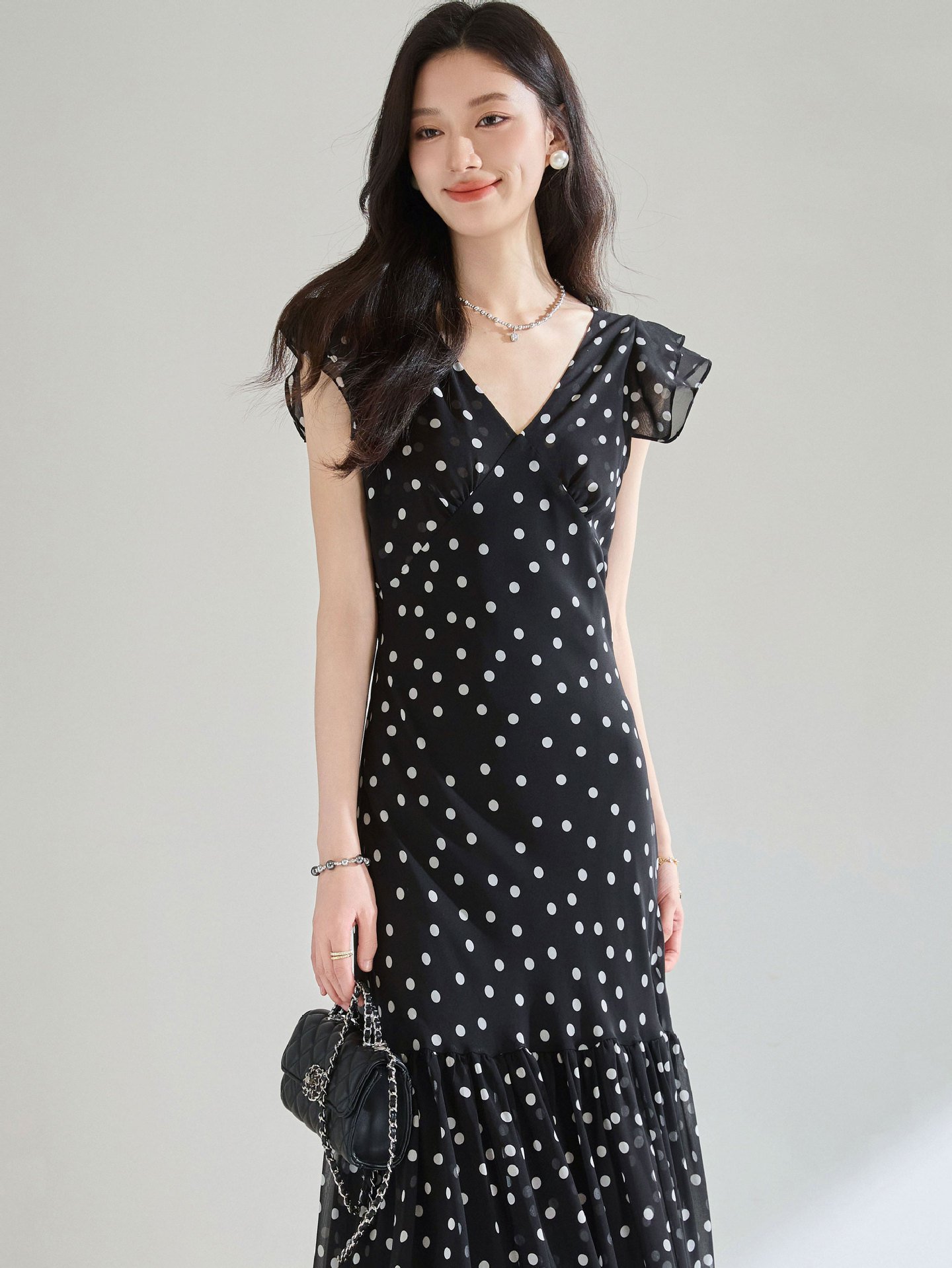 Puntíkaté šaty s volnými rukávy a úzkým pasem