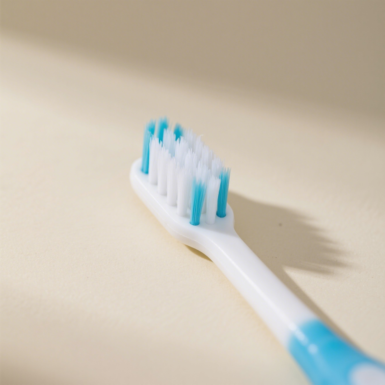 Cepillo de dientes para encías sensibles color blanco