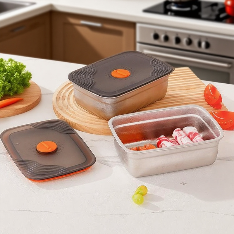 冷蔵庫に収納された蓋付き保冷シールケース