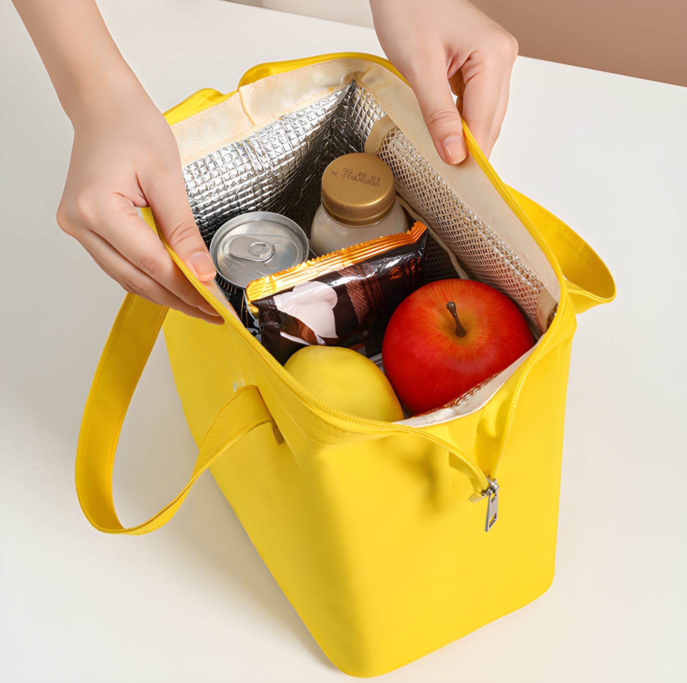 クーラーバッグ仕様の保冷ランチバッグ