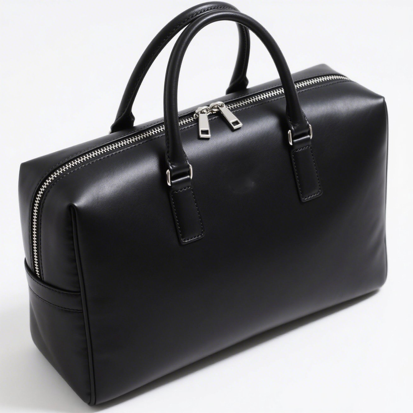 Elegantní černá kožená kabelka pro obchodní i cestovní účely