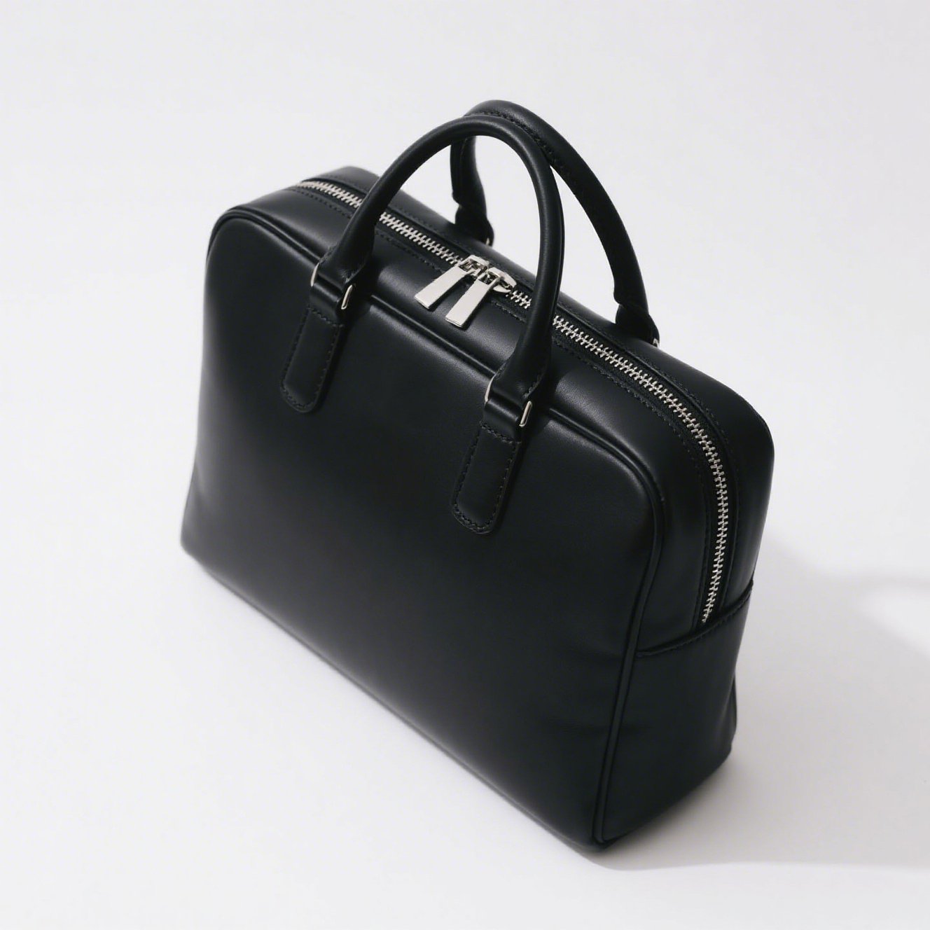 Elegantní černá kožená kabelka na obchodní schůzku