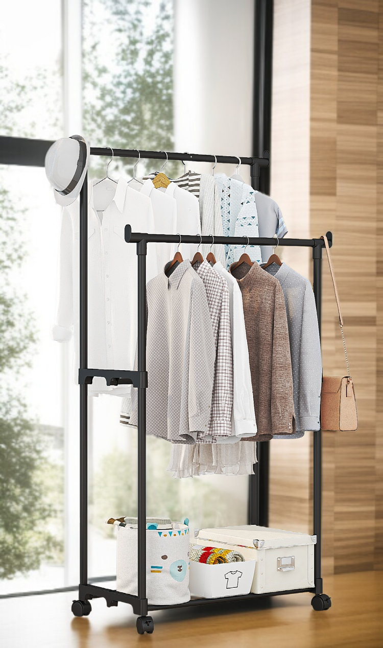Jednoduchý pojízdný věšák na oblečení v moderním interiéru