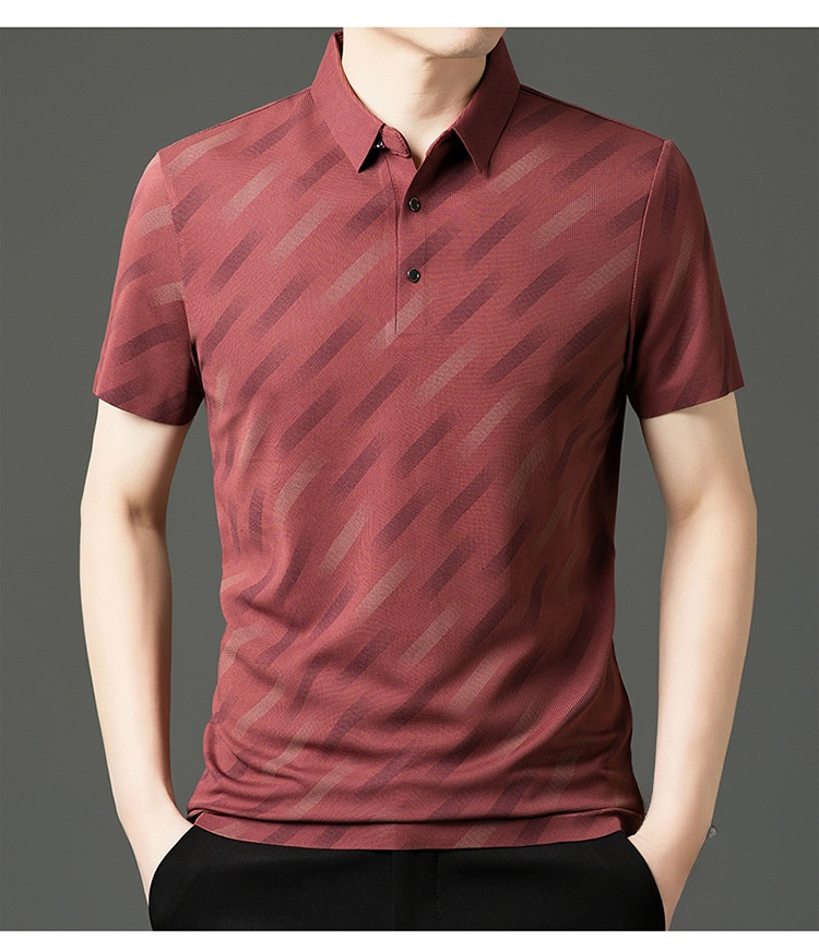 여름에 적합한 쿨링 기능 셔츠 착용 모습