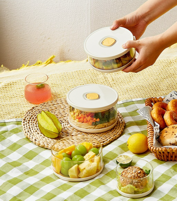 صندوق بلاستيك شفاف مع غطاء محكم