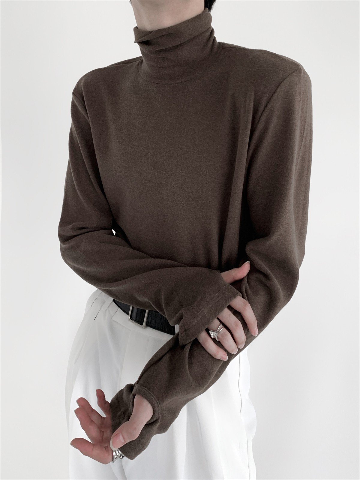 柔らかくて万能なメンズハイカラーボトムシャツ、高級秋冬新作無地長袖Tシャツ