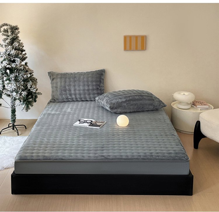 Cama decorada con ropa de cama esponjosa y acogedora