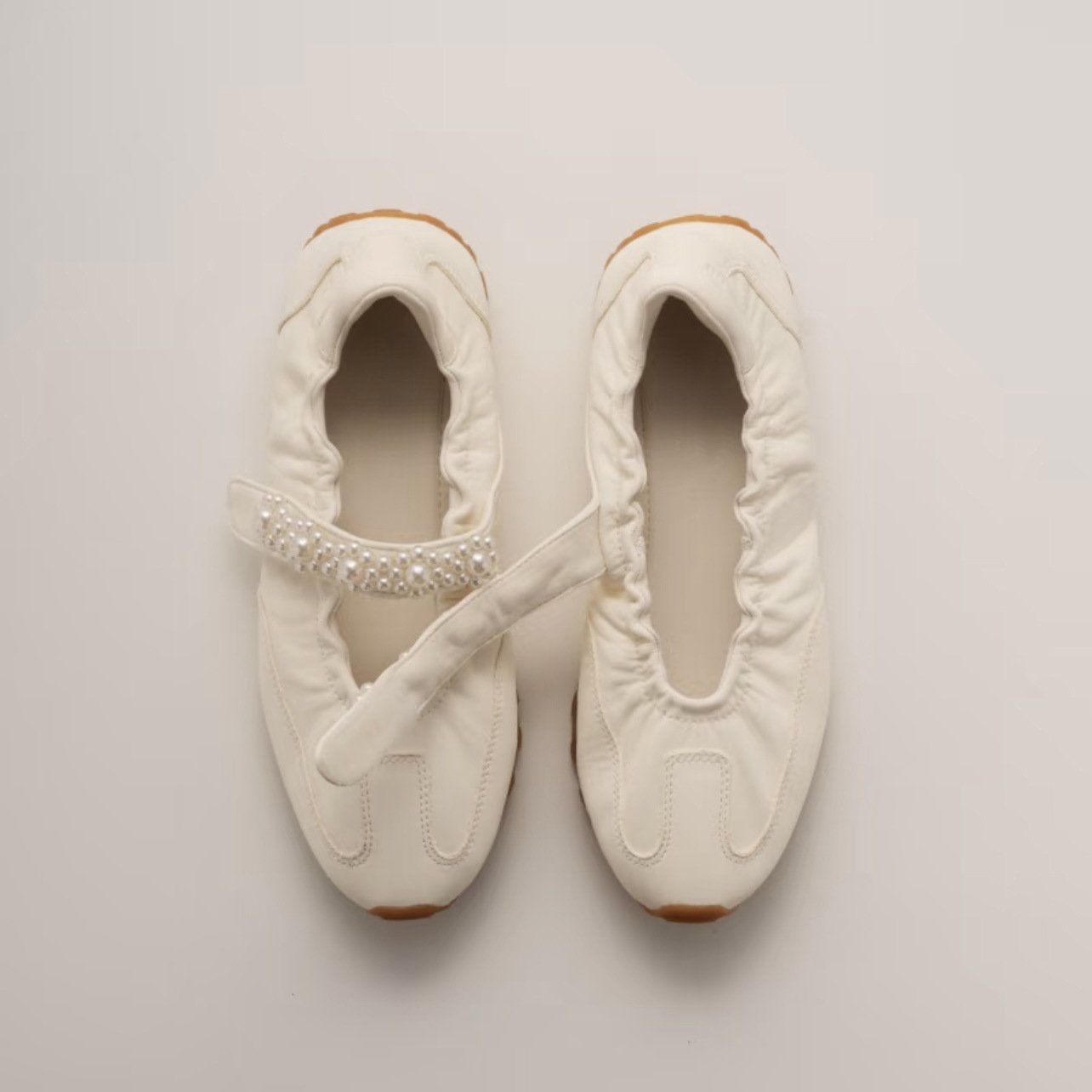 진주 장식 일자 스트랩 통굽 운동화