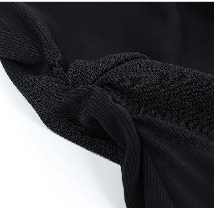 リブ素材が美しいロングワンピースのバックスタイル