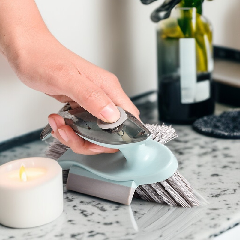 Gap cleaning brush with cleaning solution