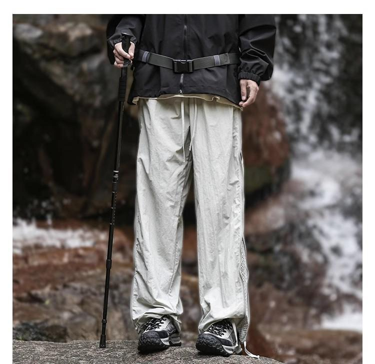 옆트임과 통풍망이 함께 적용된 바지