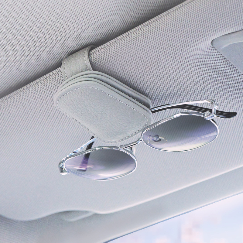 車のサンバイザーサングラスホルダー、2パックの磁気レザーメガネホルダー、車の多機能カードとチケットホルダー、カードや車などに適しています。