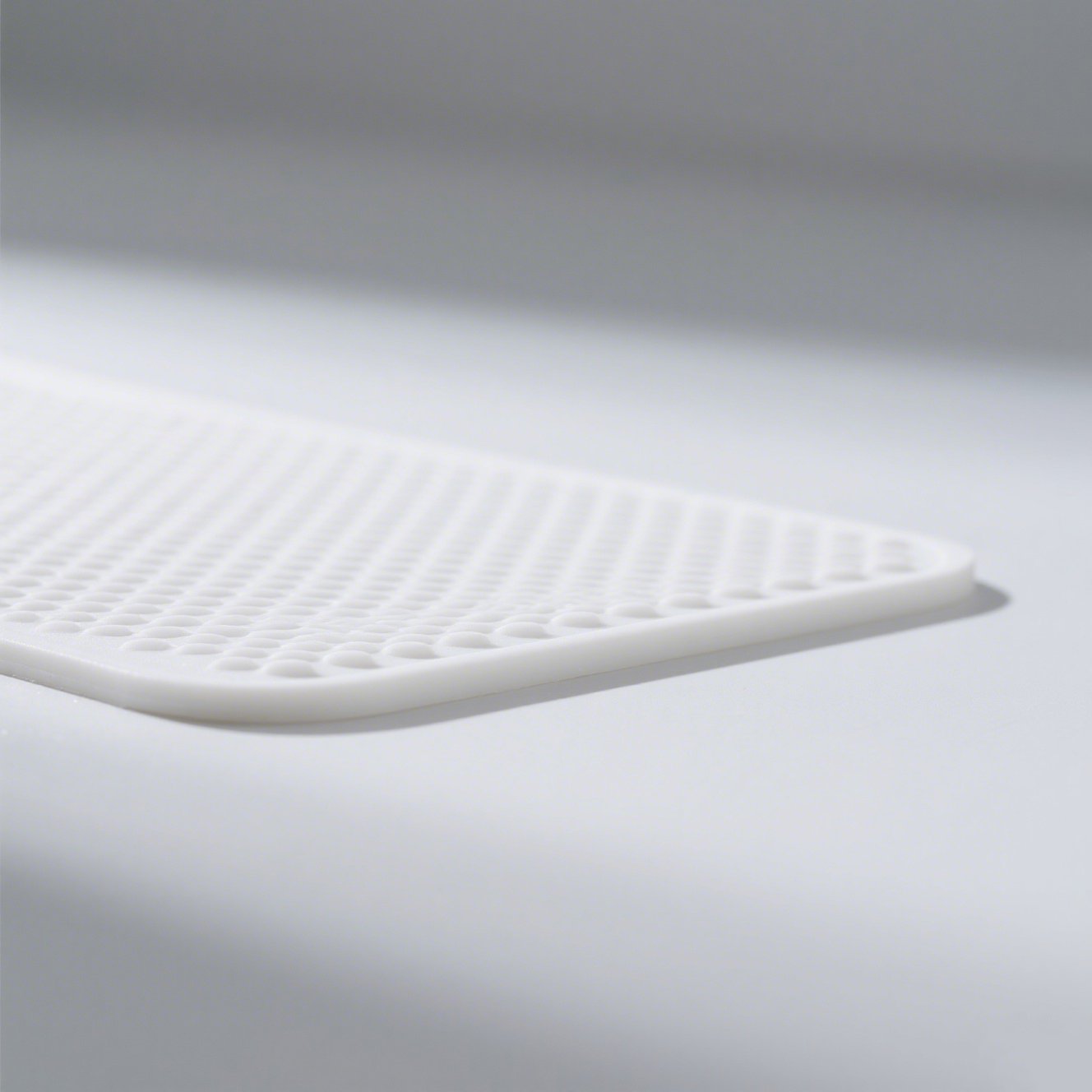 Bílé protiskluzové podložky do koupelny (balení 3 kusů)