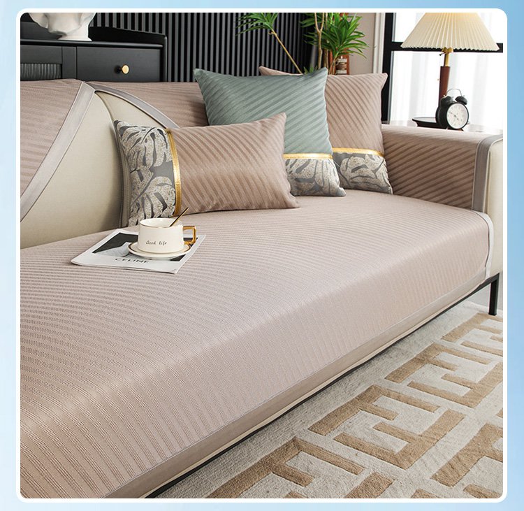 시원한 촉감의 여름 소파 매트 착석 장면