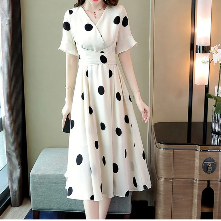 体型カバーもできるカシュクールワンピースのバックスタイル