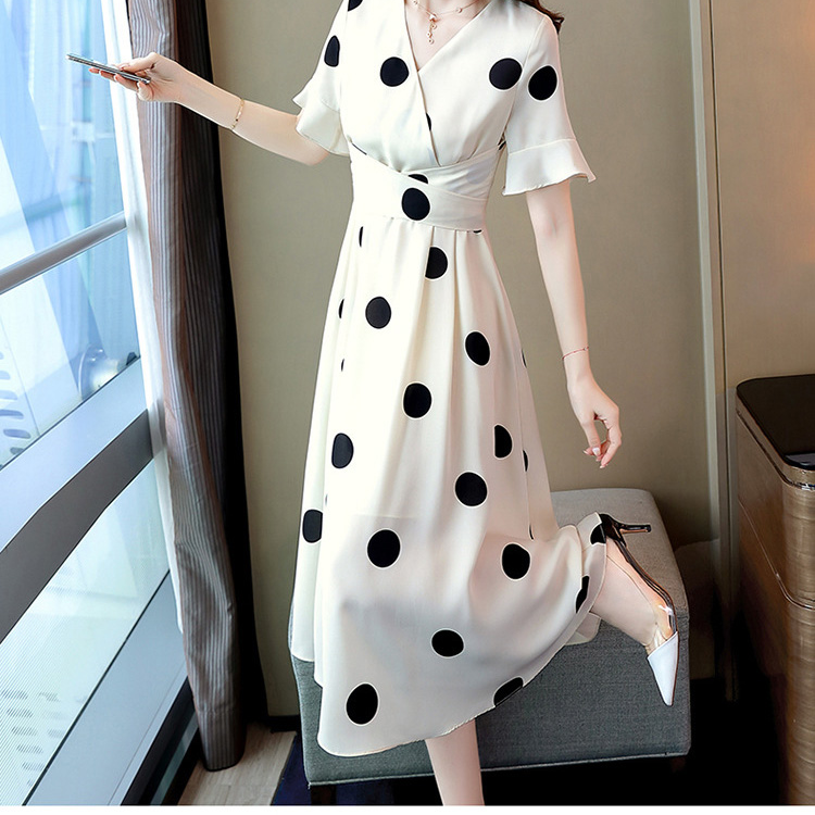 カジュアルにもフォーマルにも使えるワンピースコーデ