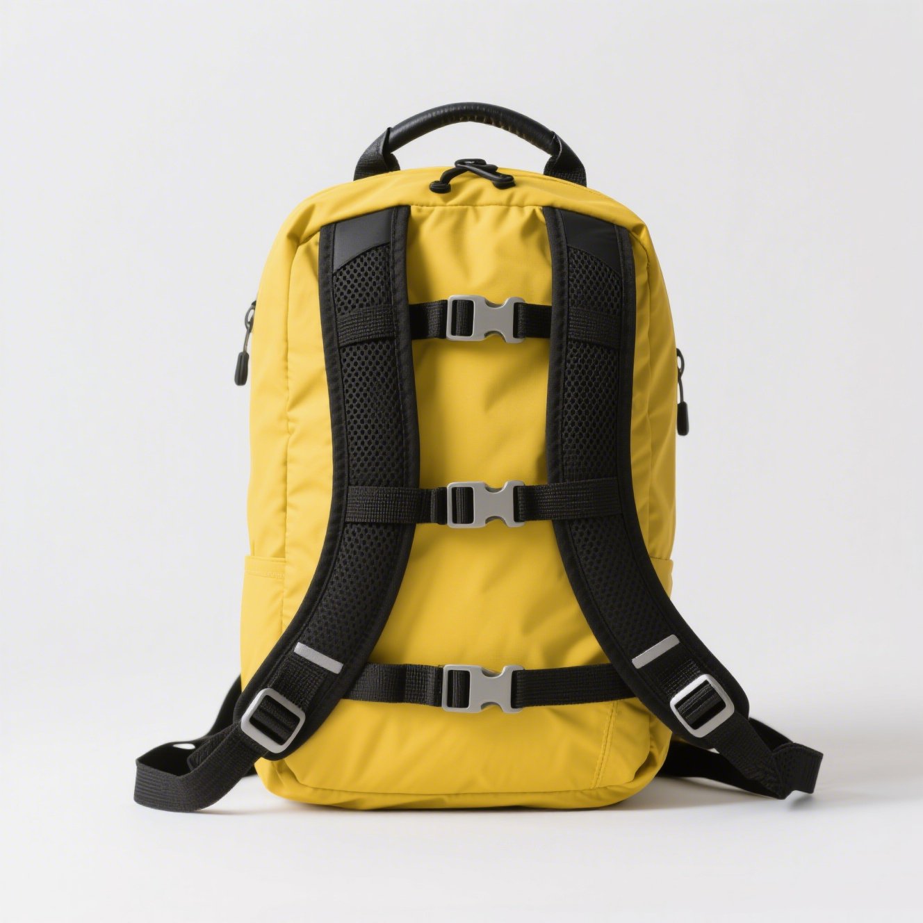 Žlutý stylový batoh na turistiku