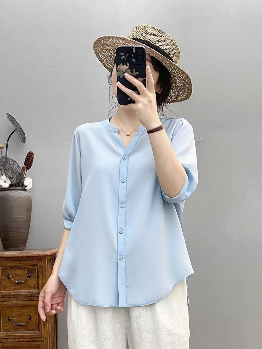 트렌디한 셔츠와 캐주얼 하의 코디