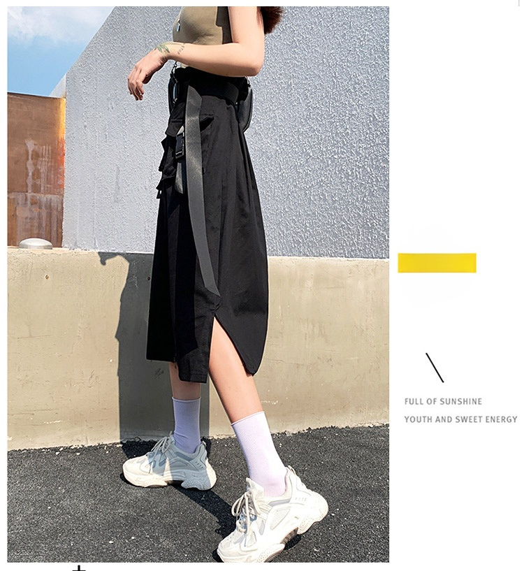 動きやすいデザインのカーゴスカート