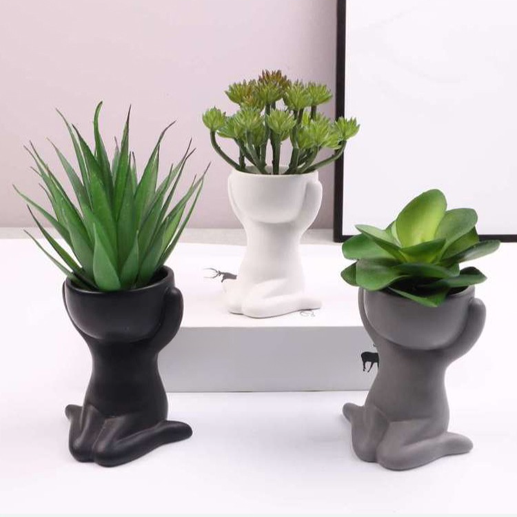 Keramický květináč ve tvaru postavy