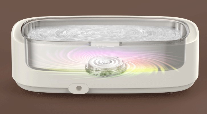 Travel-friendly portable cleaner for glasses