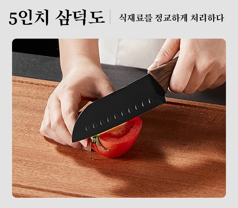 세련된 주방 인테리어와 조화로운 칼 세트