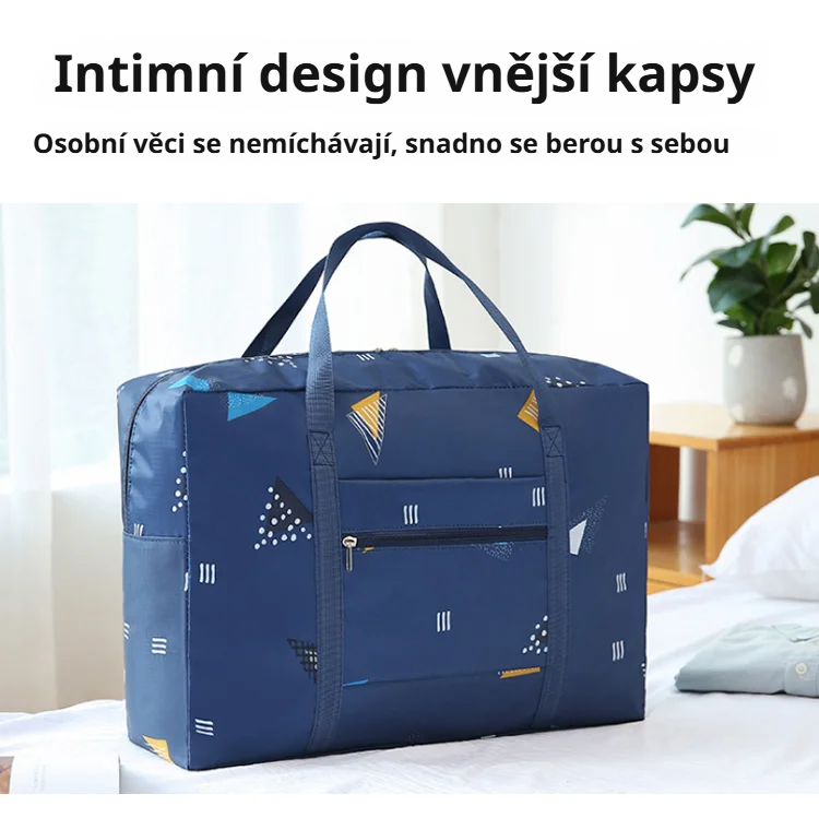 Prostorný interiér cestovní tašky s kapsami