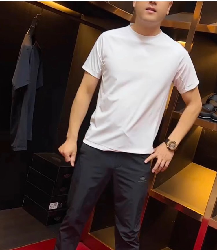 シンプルデザインのアイスシルクTシャツ 日常使いにおすすめ