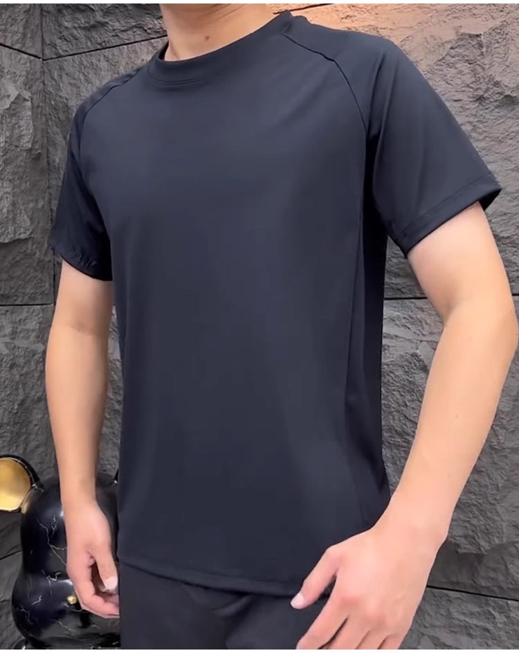 アイスシルクTシャツを着た女性モデル