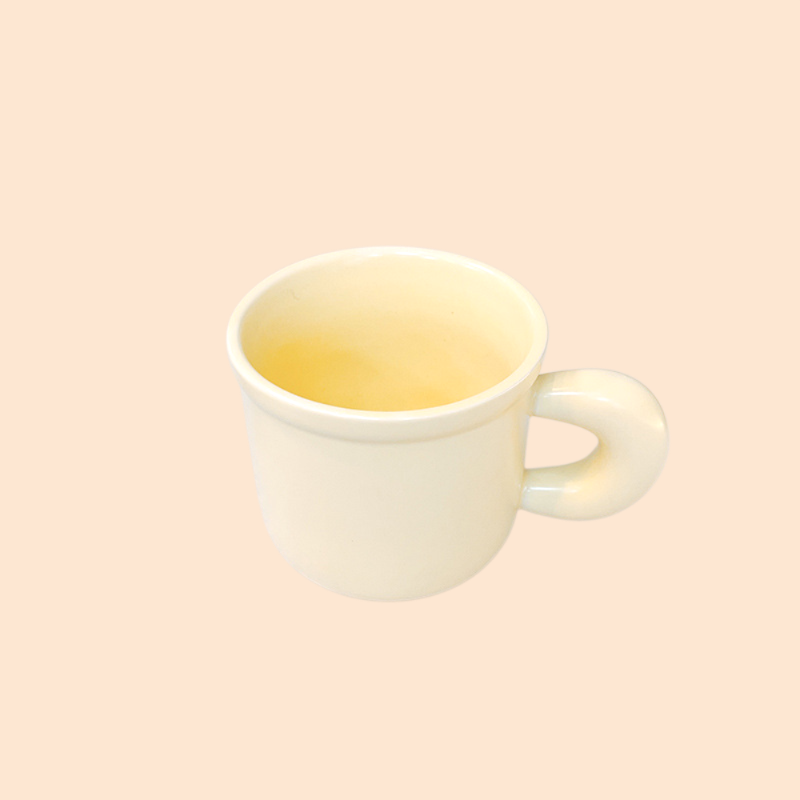 クリーム色の可愛い丼、お皿、カップが1人分