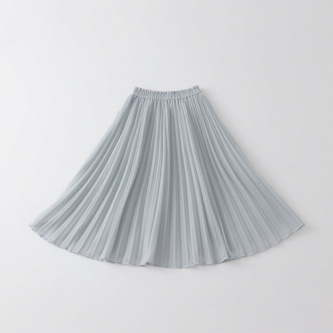 シンプルなライトグレーのプリーツスカート