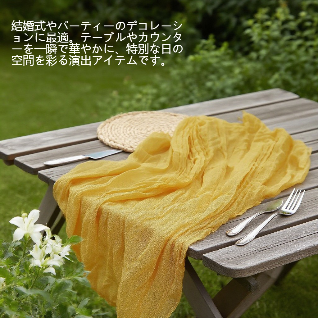 ナチュラルな色合いのテーブル旗をテーブルに飾った様子