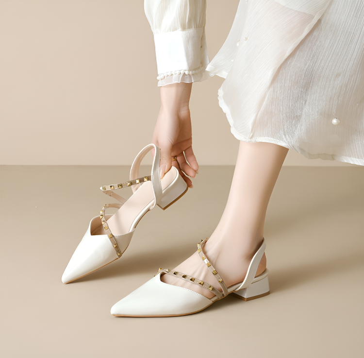 トレンド感あふれるポインテッドトゥパンプス