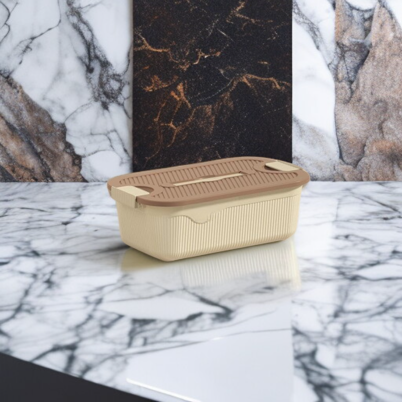 깔끔하게 정돈된 플라스틱 수납함 내부