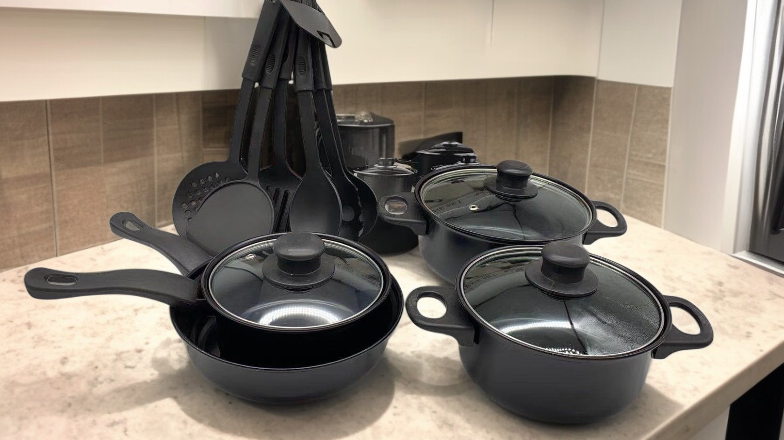 Kitchen spatula included with cookware set