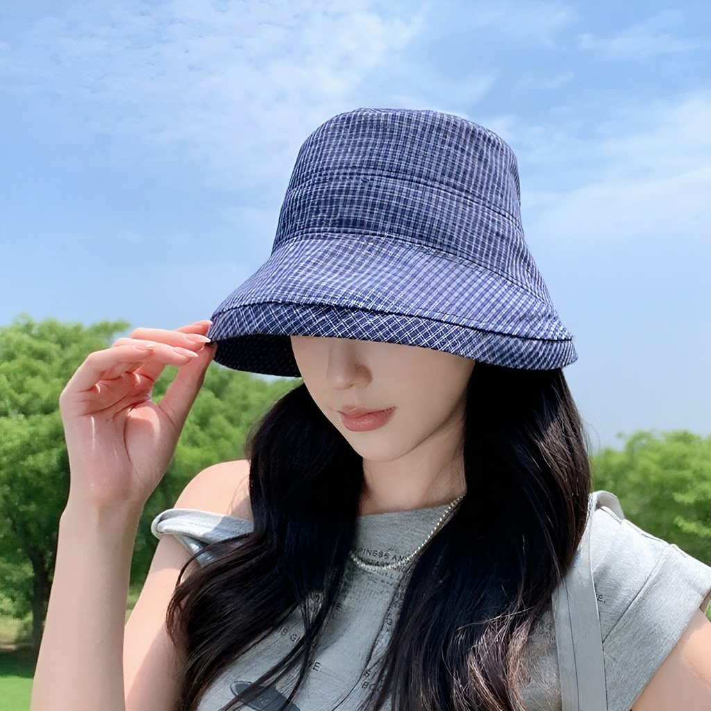 小顔効果が期待できるつば広帽子