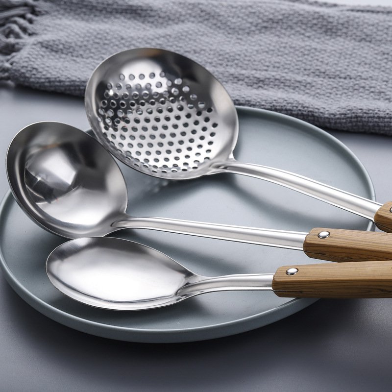 Nerezová stěrka, polévková lžíce, stěrka na smažení, cedník izolovaný